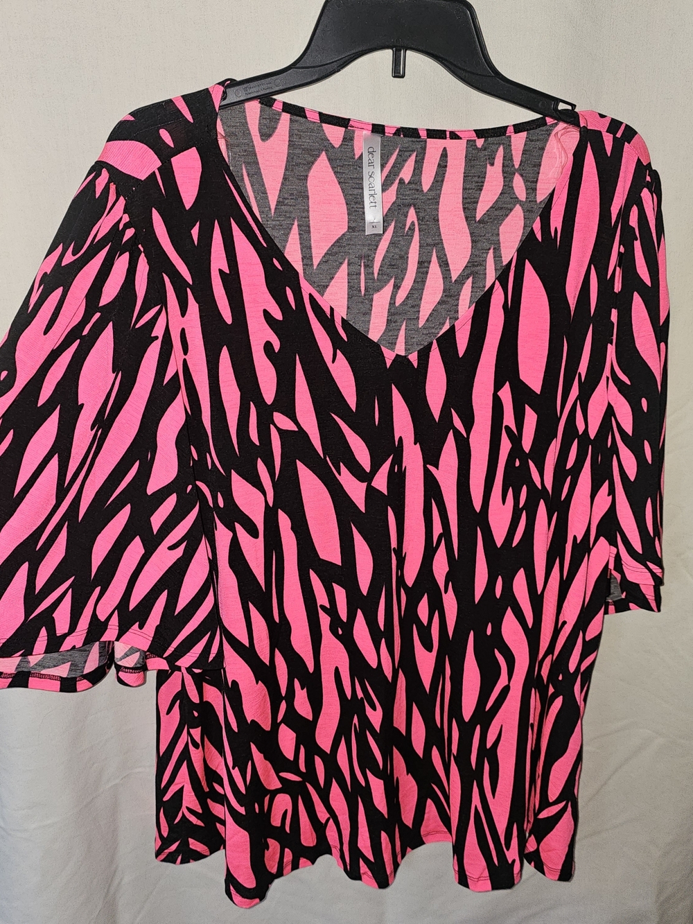Dear Scarlett Pink & Black Abstract V-Neck Tunic Top - Picture 2 of 6